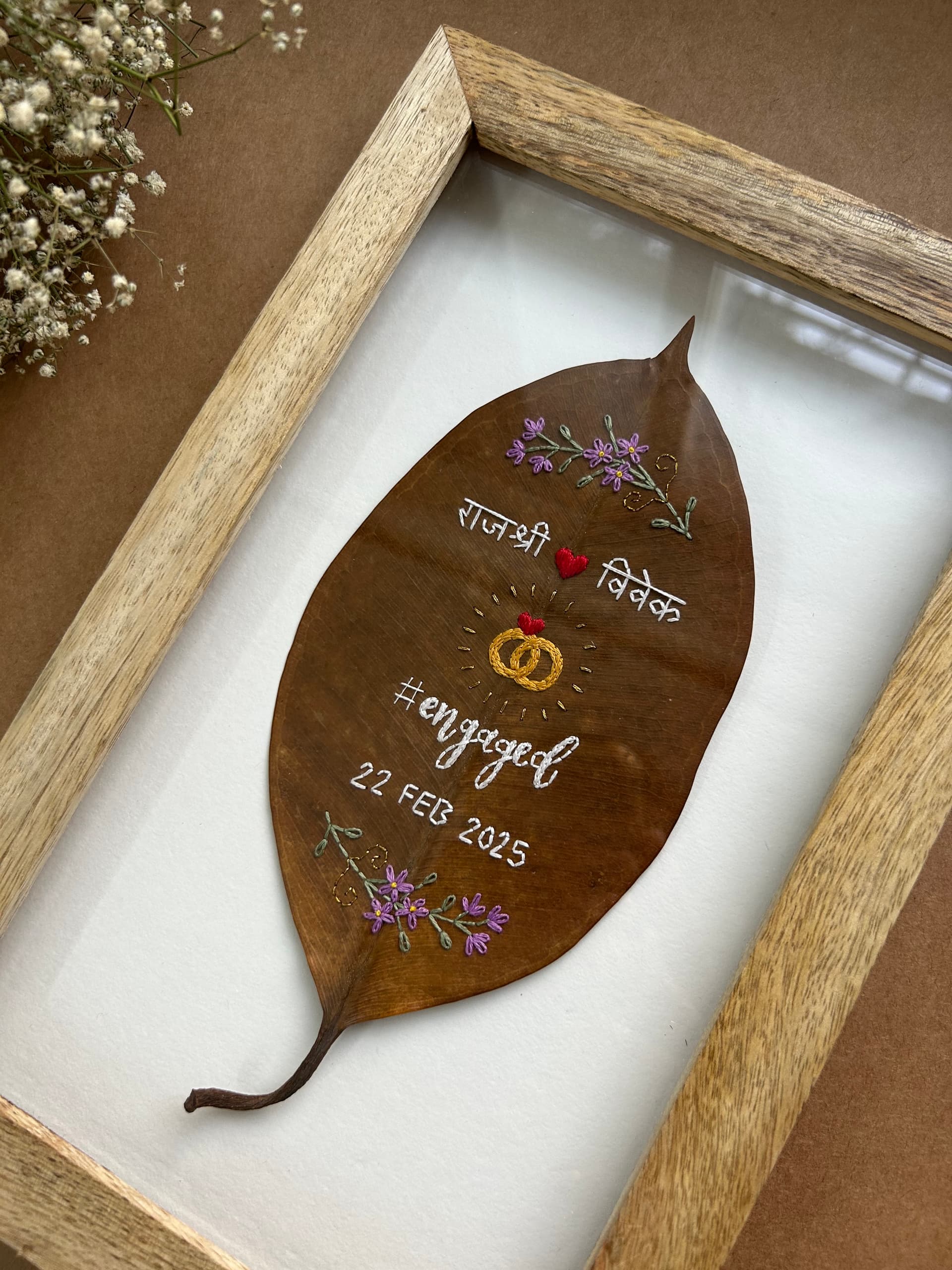 Engagement Rings Leaf Embroidery Frame view 3